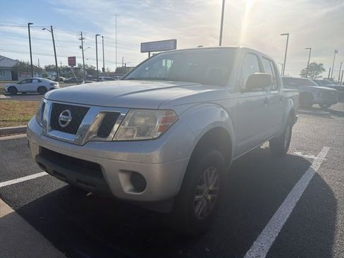 Used 2016 Nissan Frontier SV image 2