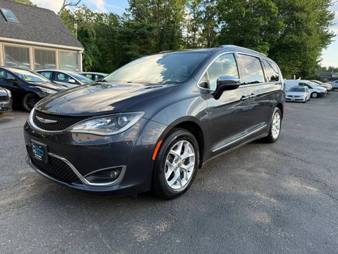 Used 2020 Chrysler Pacifica Limited FWD image 3