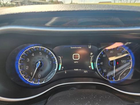 Used 2023 Chrysler Pacifica Limited image 15