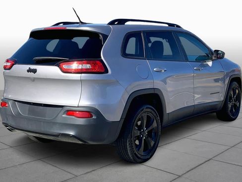 Used 2018 Jeep Cherokee Latitude w/ Altitude Package image 11