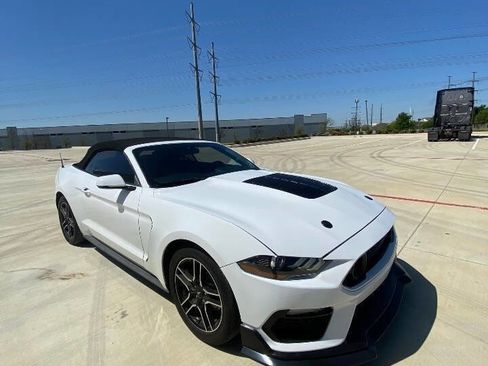 Used 2018 Ford Mustang Premium image 3