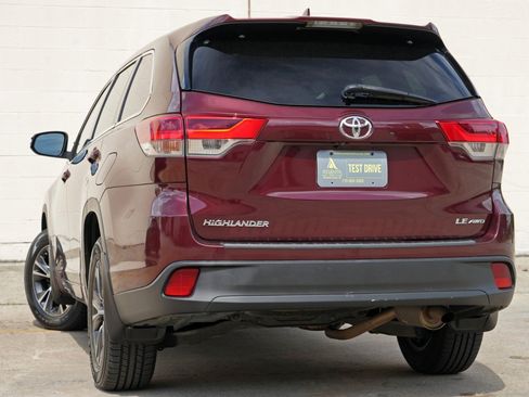 Used 2018 Toyota Highlander Plus AWD/4WD image 5