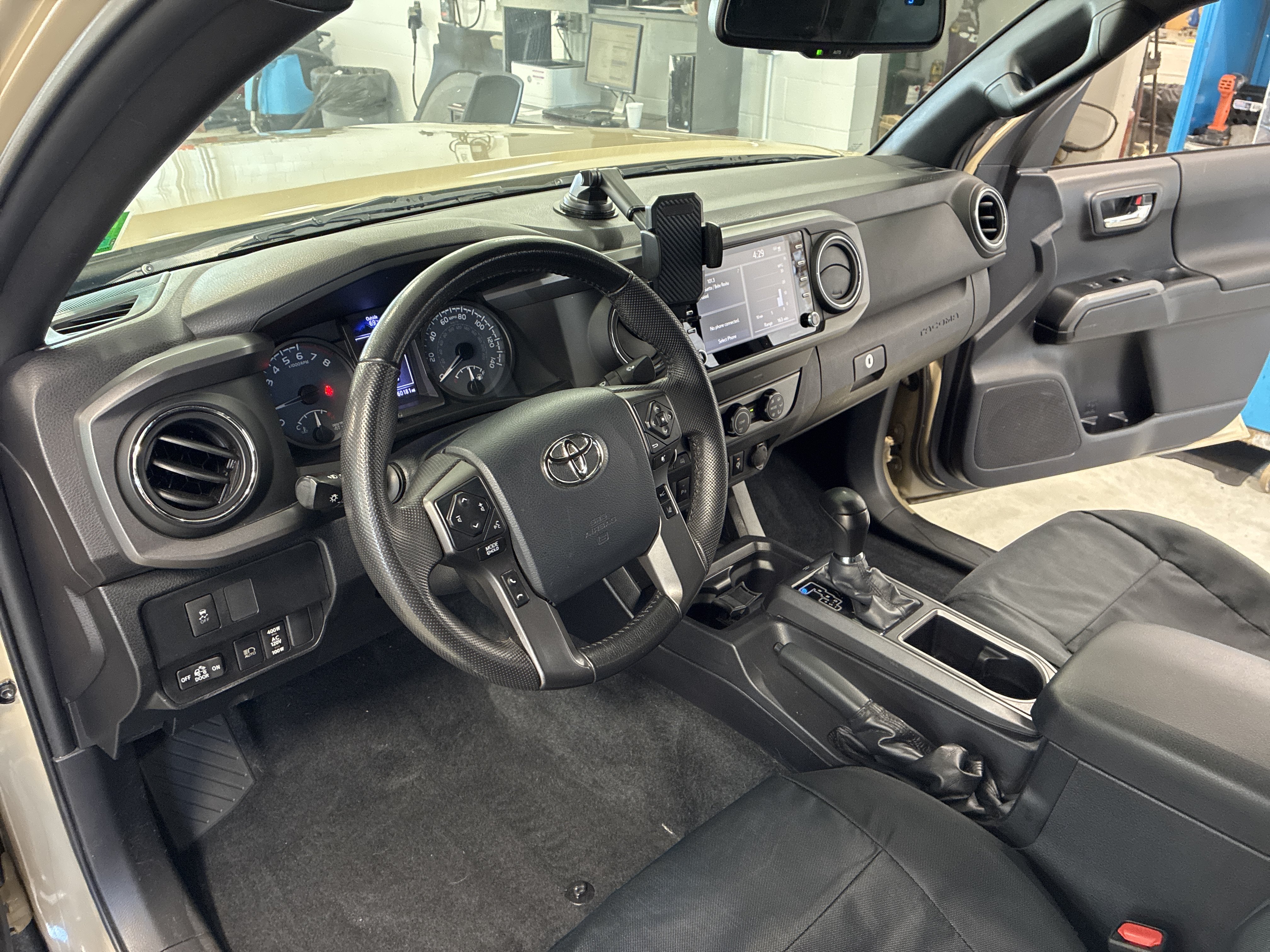 Used 2020 Toyota Tacoma TRD Off-Road w/ Technology Package AWD/4WD image 13