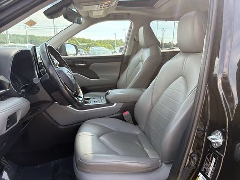 Used 2021 Toyota Highlander XLE AWD/4WD image 10