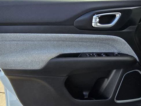 Used 2025 Jeep Compass Sport image 16