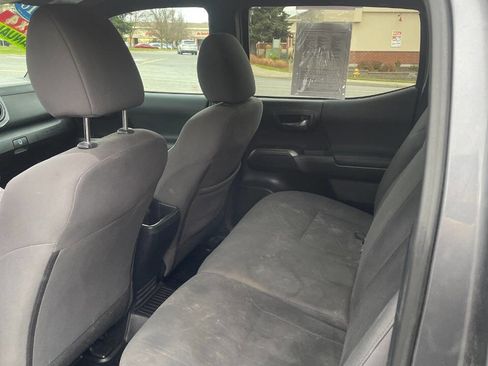 Used 2018 Toyota Tacoma TRD Sport image 12