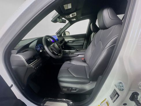 Used 2025 Toyota Grand Highlander AWD Hybrid image 14