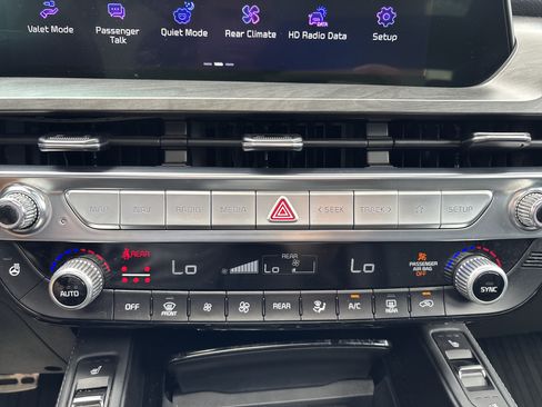 Used 2025 Kia Telluride AWD image 12