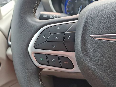 Used 2023 Chrysler Pacifica Touring-L FWD image 22