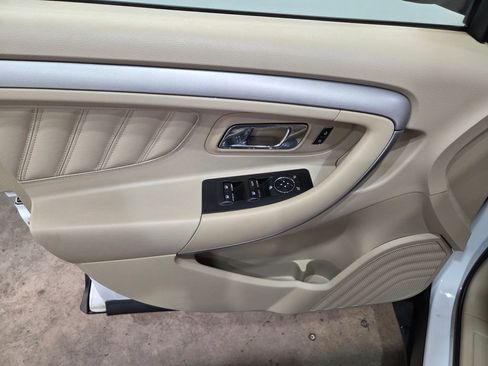 Used 2015 Ford Taurus SE image 16