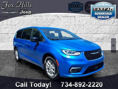 Used 2026 Chrysler Pacifica Select FWD image 1