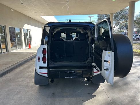 Used 2020 Land Rover Defender 110 SE image 39