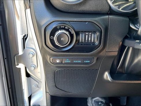 Used 2022 Jeep Wrangler Unlimited Sahara w/ Cold Weather Group AWD/4WD image 16