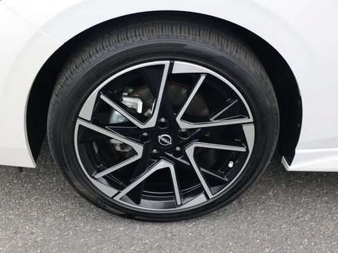 Used 2025 Nissan Sentra SR FWD image 12