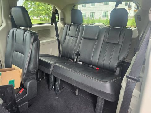 Used 2014 Chrysler Town & Country Touring FWD image 11