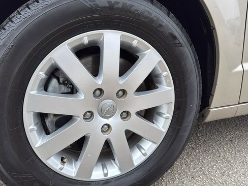 Used 2016 Chrysler Town & Country Touring image 9