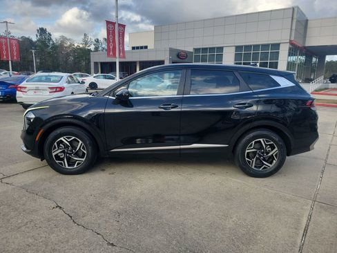 Used 2023 Kia Sportage LX image 2