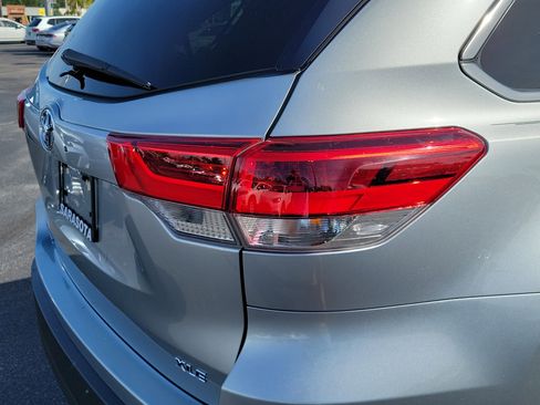 Used 2018 Toyota Highlander XLE FWD image 11