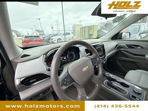 Used 2018 Chevrolet Traverse LT image 2