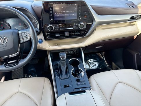 Used 2021 Toyota Highlander XLE image 19