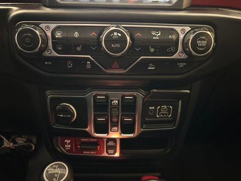 Used 2023 Jeep Gladiator Rubicon w/ Cold Weather Group AWD/4WD image 22