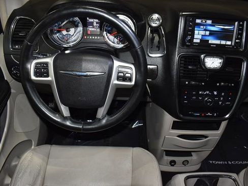 Used 2016 Chrysler Town & Country Touring image 13