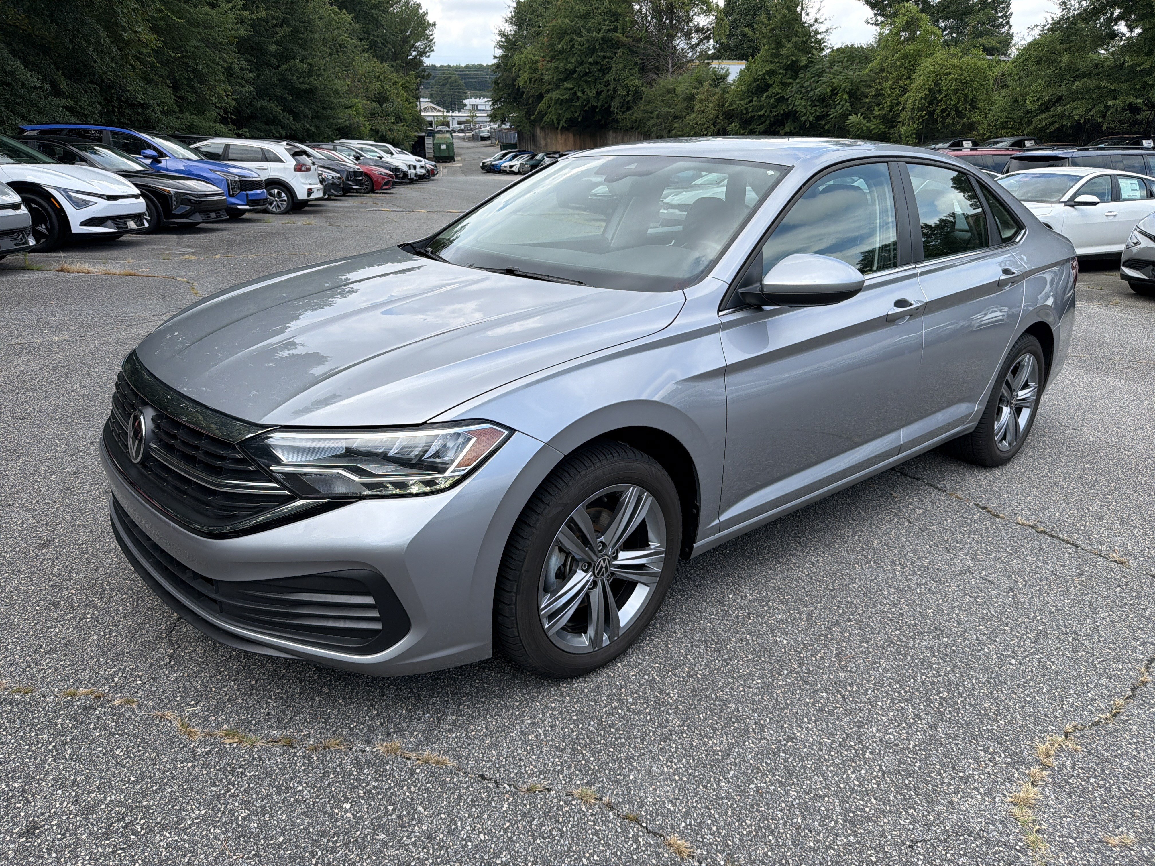 Used 2024 Volkswagen Jetta SE FWD image 3