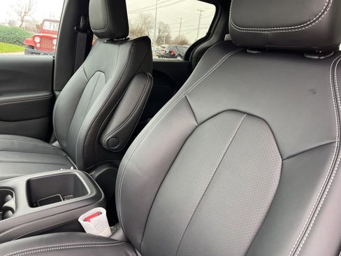 New 2026 Chrysler Pacifica Select image 24