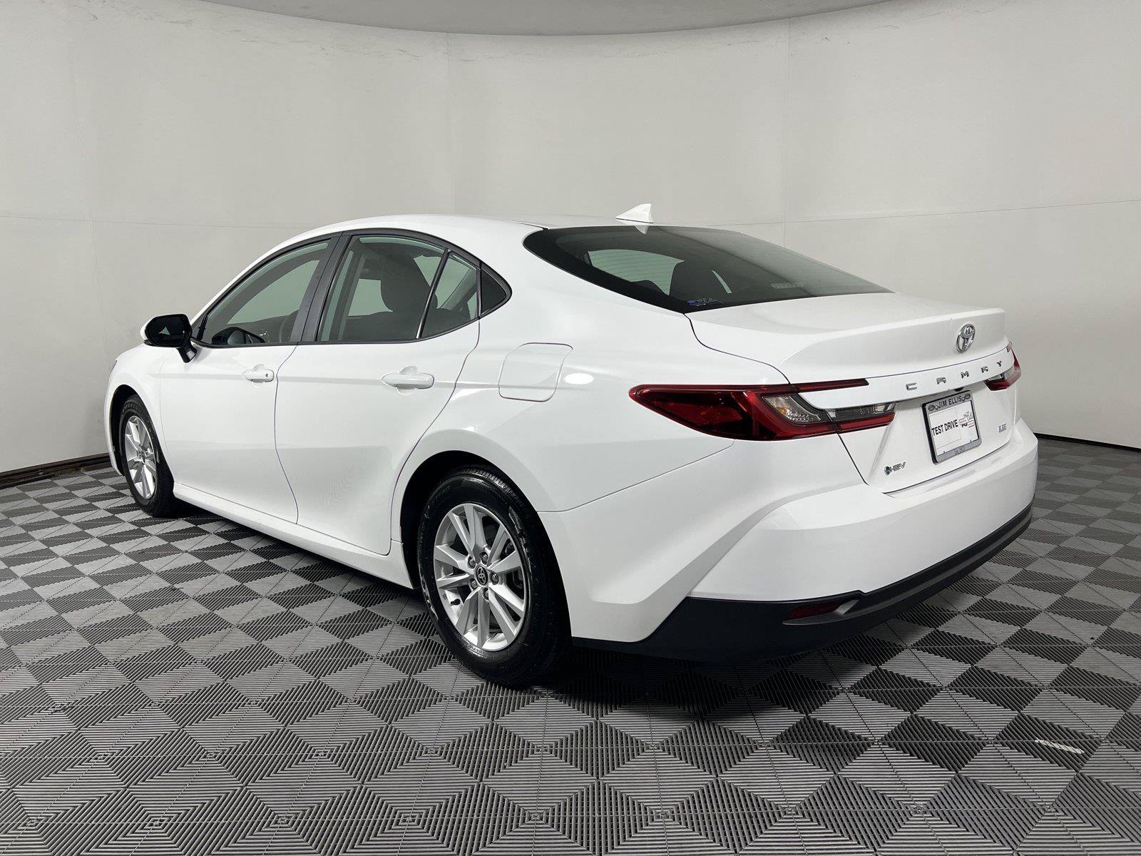 Used 2025 Toyota Camry LE FWD image 5