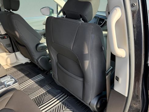 Used 2022 Chrysler Voyager LX FWD image 11
