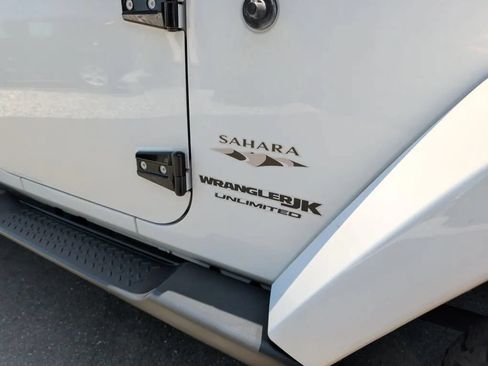 Used 2018 Jeep Wrangler Unlimited Sahara AWD/4WD image 13