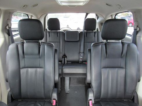 Used 2016 Chrysler Town & Country Touring image 27