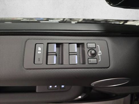 New 2026 Land Rover Discovery Limited Edition AWD/4WD image 29