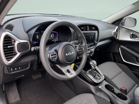 Used 2025 Kia Soul LX w/ LX Technology Package FWD image 17