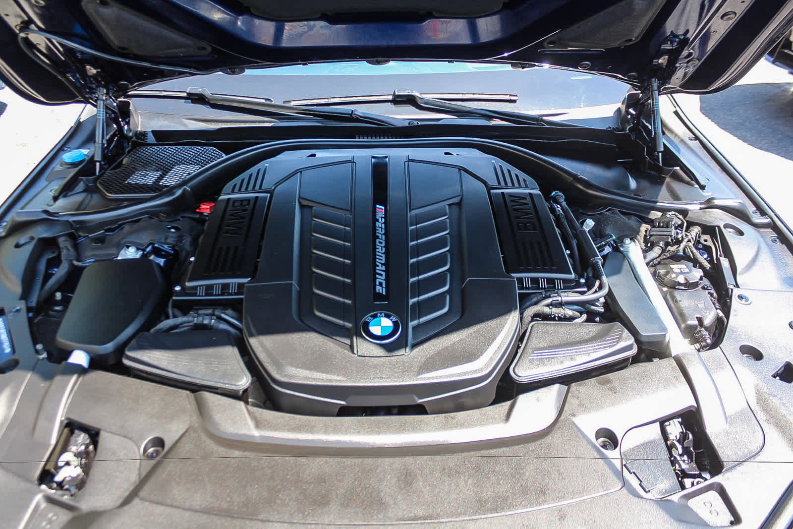 Used 2022 BMW M760i xDrive AWD/4WD image 25