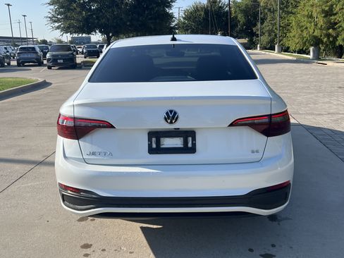 Used 2024 Volkswagen Jetta SE FWD image 8