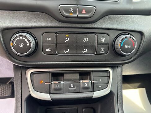 Used 2024 GMC Terrain SLE AWD/4WD image 17