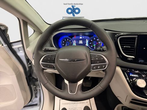 Used 2024 Chrysler Pacifica Touring-L image 11