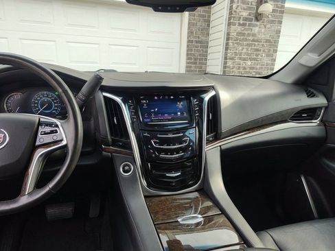 Used 2015 Cadillac Escalade Platinum image 2