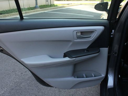 Used 2015 Toyota Camry SE w/ Moonroof Package image 20