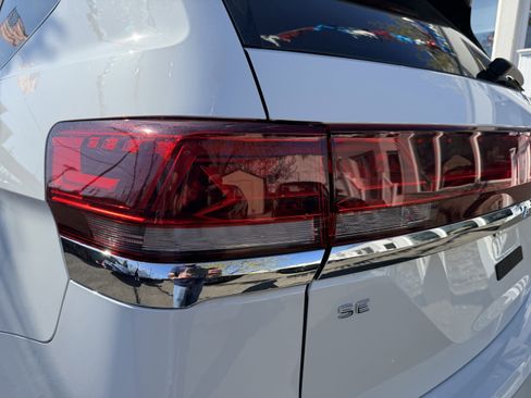 Used 2024 Volkswagen Atlas SE AWD/4WD image 17