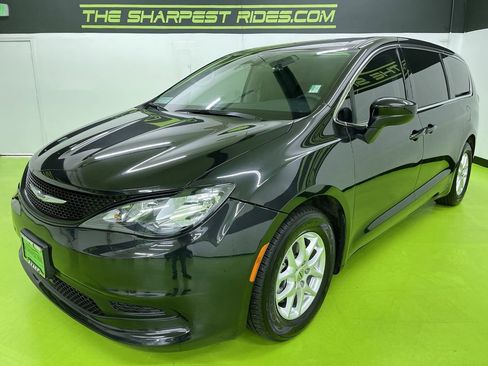 Used 2022 Chrysler Voyager LX image 5