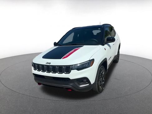 Used 2025 Jeep Compass Trailhawk image 7