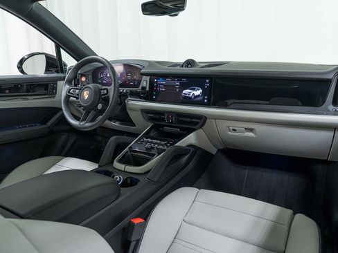 Used 2025 Porsche Cayenne S image 17