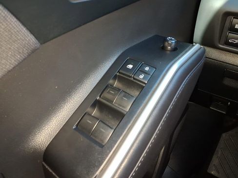 Used 2020 Toyota Highlander L image 27