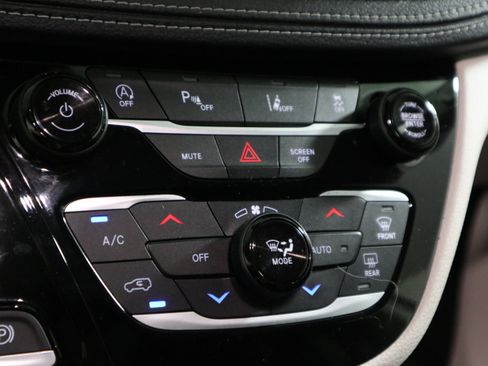 Used 2023 Chrysler Pacifica Limited FWD image 27