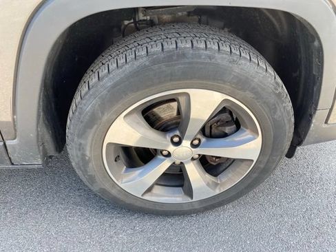 Used 2019 Jeep Cherokee Limited AWD/4WD image 28
