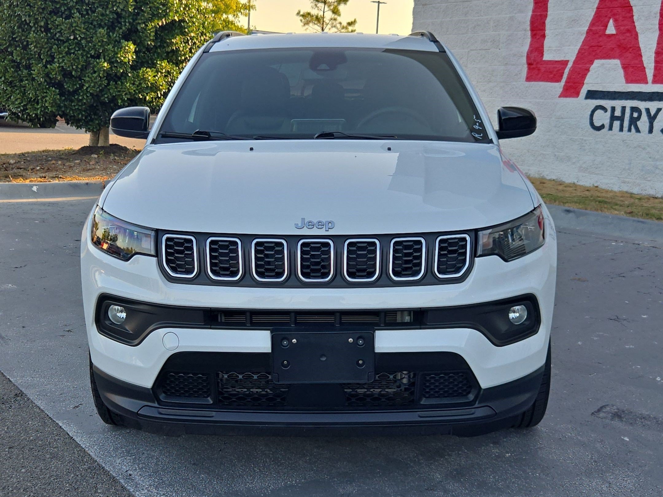 Used 2025 Jeep Compass Latitude AWD/4WD image 2