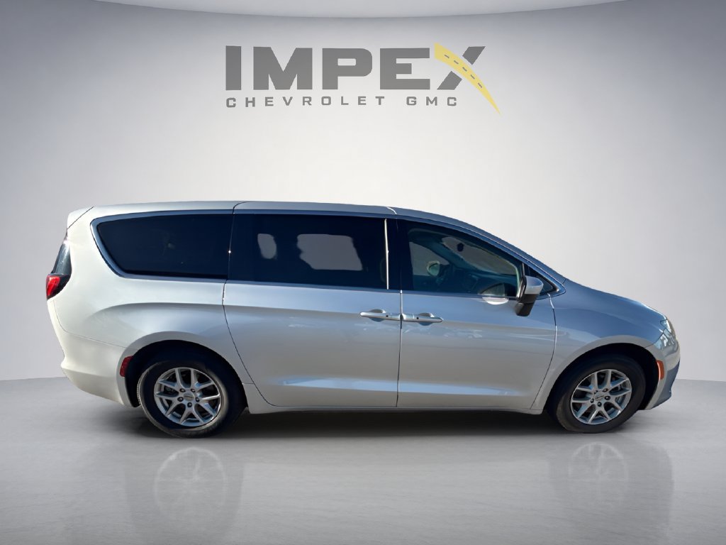 Used 2023 Chrysler Voyager LX FWD image 6