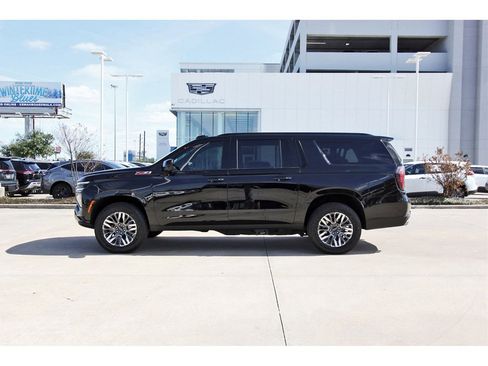 Used 2025 Chevrolet Suburban Z71 image 3